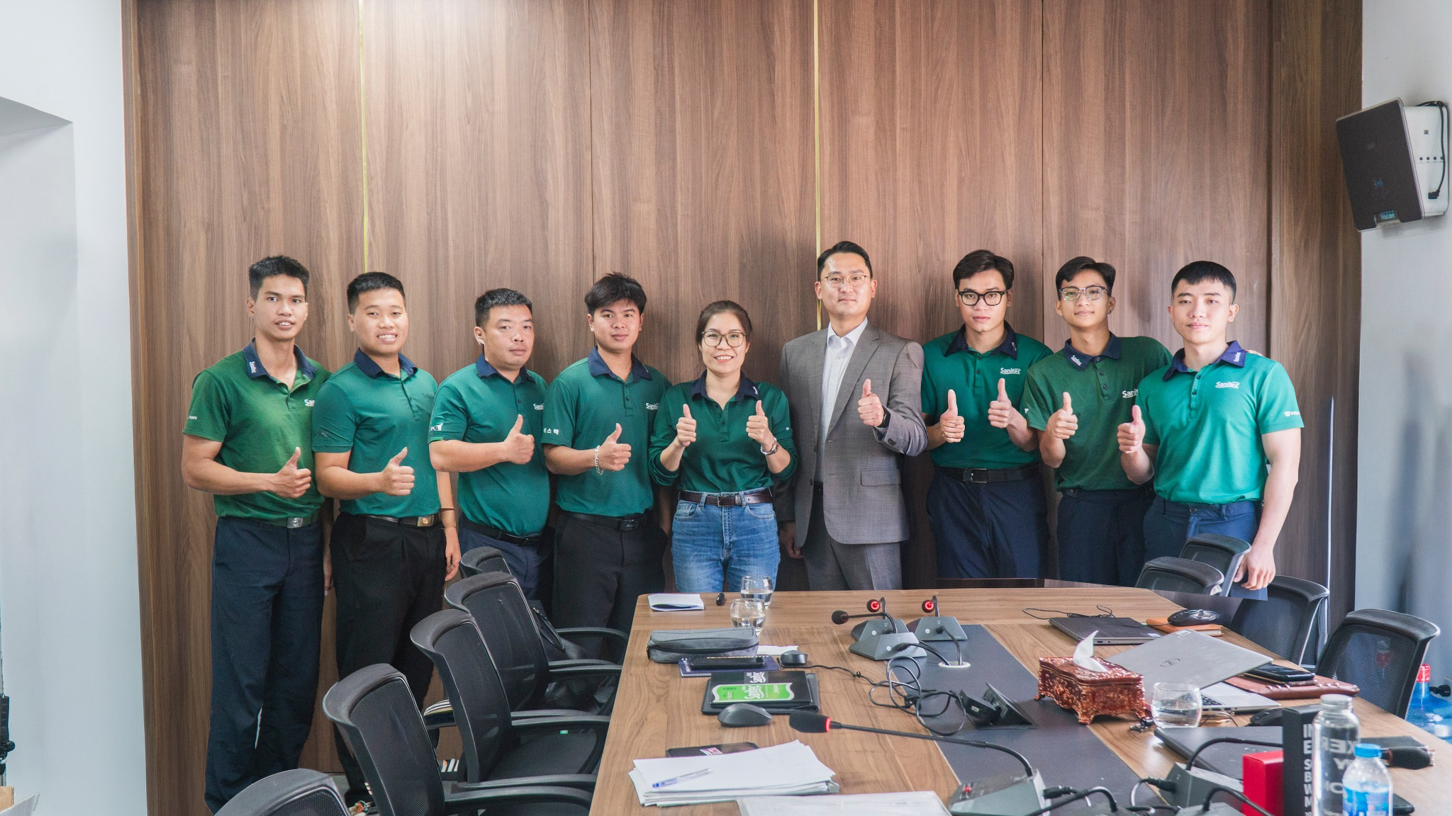 Nhân viên kỹ thuật Hà Nội và HCM